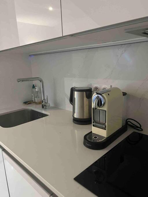 Apartment : Studio Avenue Montaigne, Champs-elysees Paris