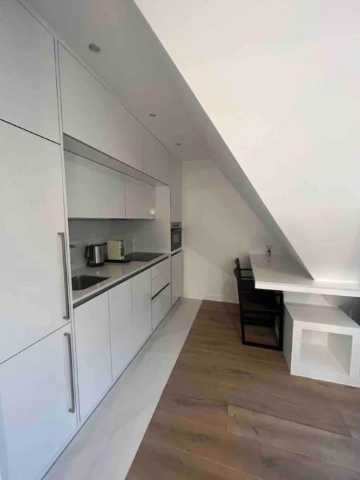 Apartment : Studio Avenue Montaigne, Champs-elysees *
