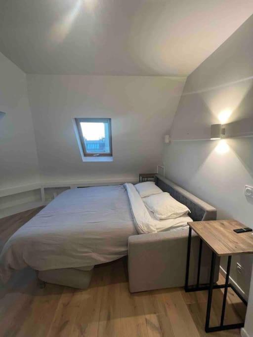 : Studio Avenue Montaigne, Champs-elysees Apartment *