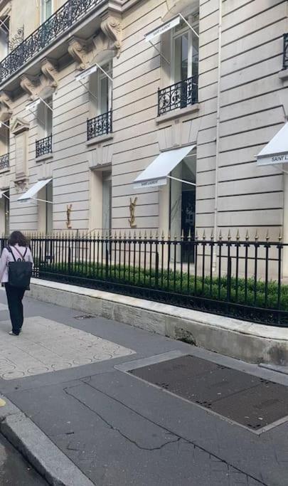 : Studio Avenue Montaigne, Champs-elysees Apartment *