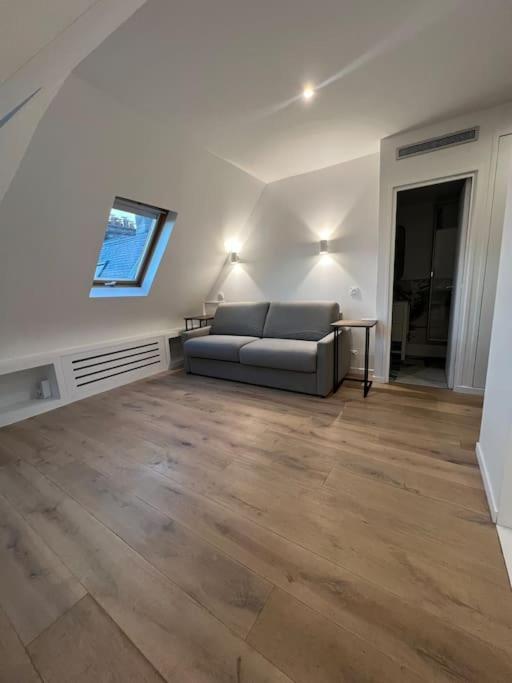 : Studio Avenue Montaigne, Champs-elysees Apartment *