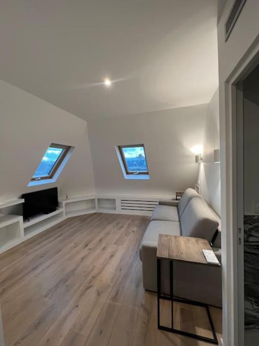 : Studio Avenue Montaigne, Champs-elysees Apartment