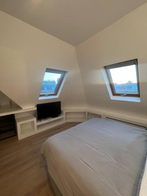 : Studio Avenue Montaigne, Champs-elysees Apartment *