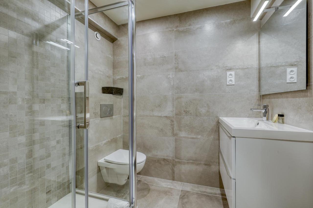 Branded New 4 Bdrs Flat - Huge Terrace - Prime Loc *