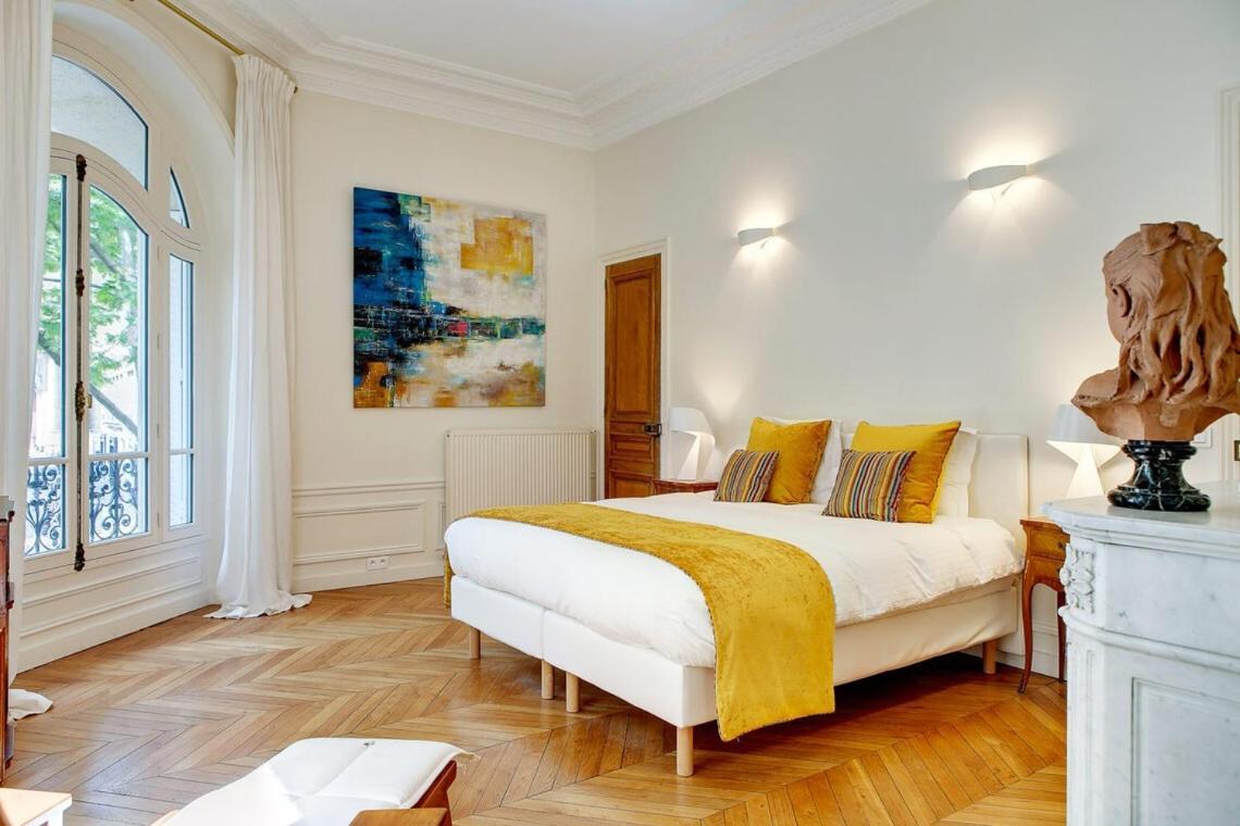 In A Great Location Close To The Eiffel Tower Paris