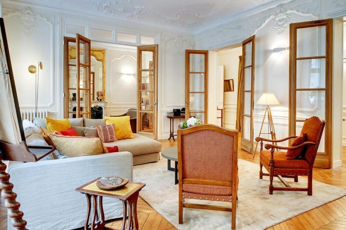In A Great Location Close To The Eiffel Tower Paris