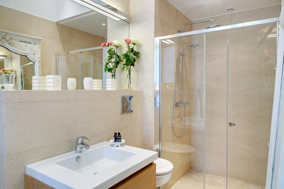 In A Great Location Close To The Eiffel Tower Paris