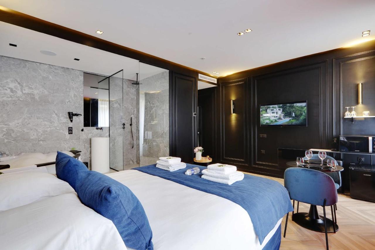Couples Getaway Unit With Jacuzzi - Center