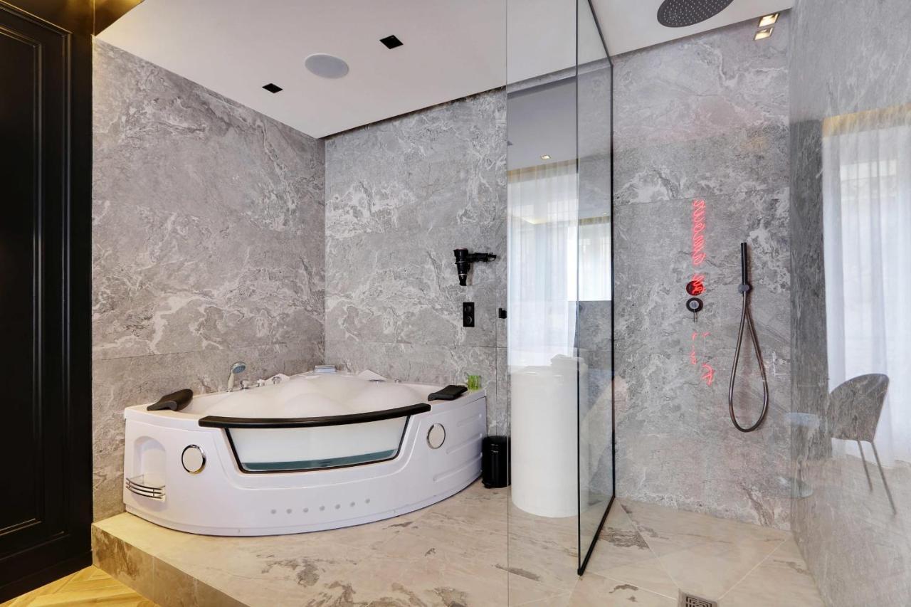 Couples Getaway Unit With Jacuzzi - Center