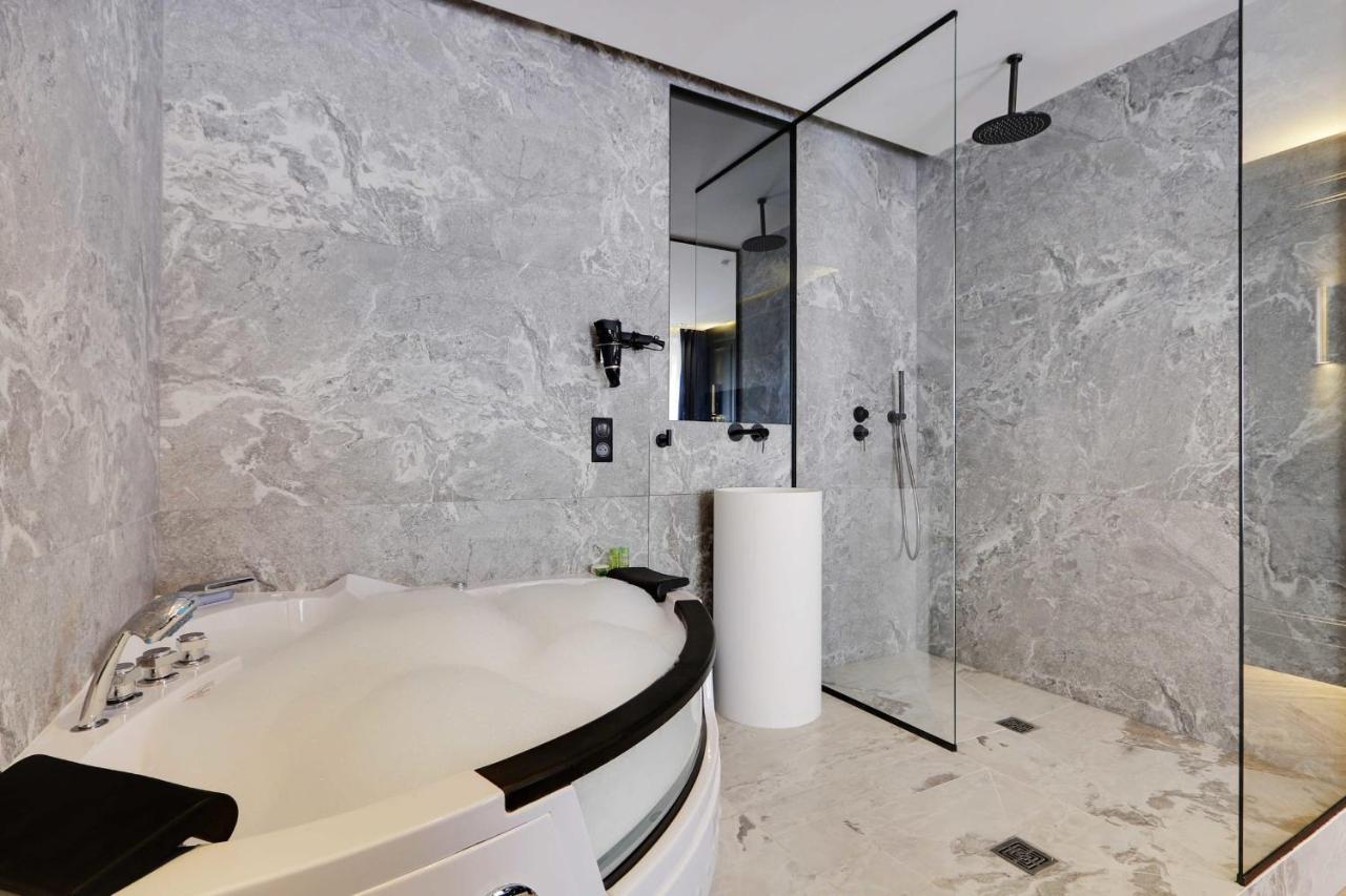 Couples Getaway Unit With Jacuzzi - Center * Paris