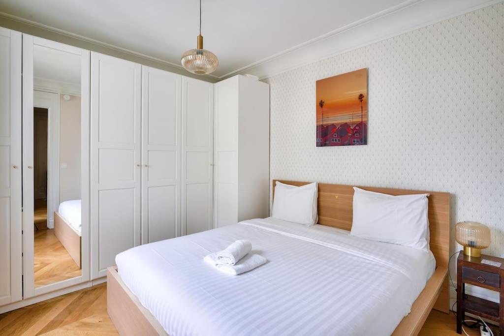 Superbe A 2 Min A Pied De La Station De Metro Apartment