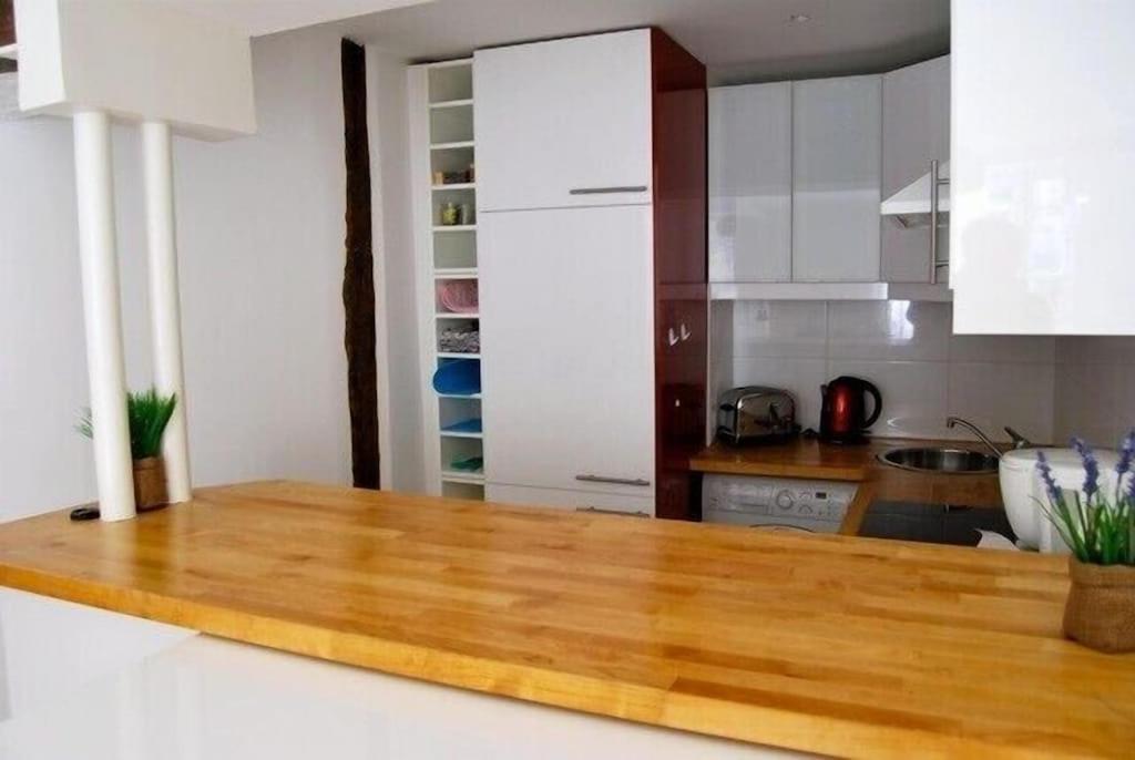 High Standing 2-room In Latin Quarter *