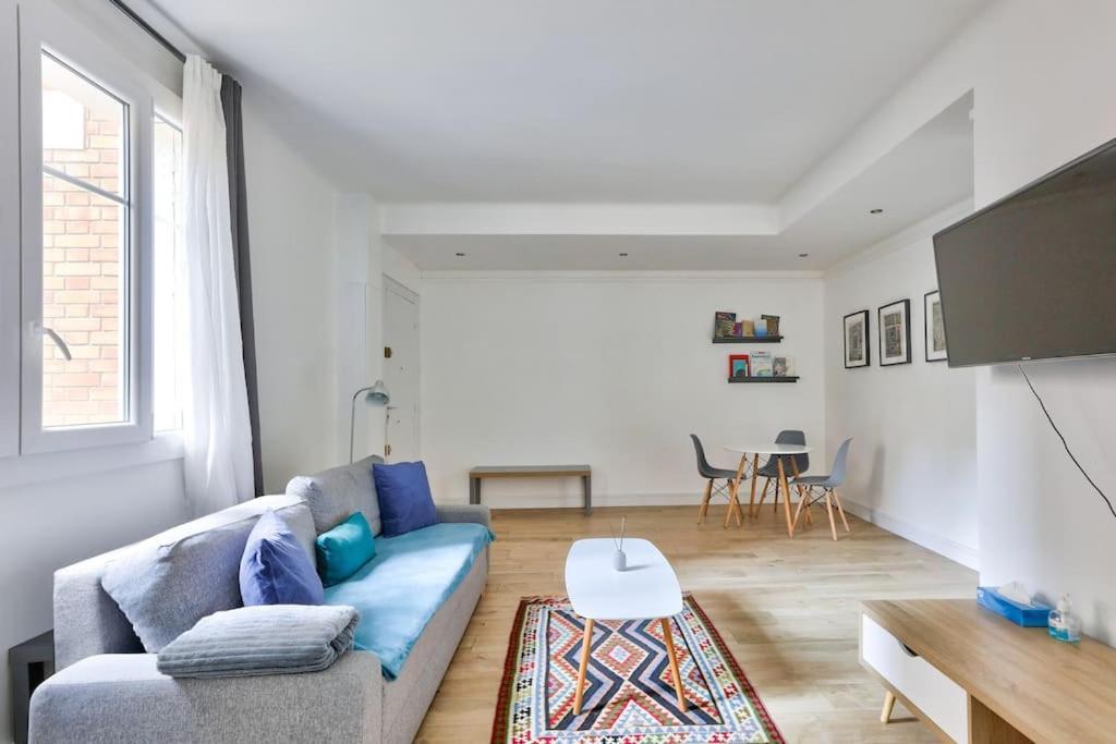Renovated Modern 1 Bedroom Porte Maillot Appartement