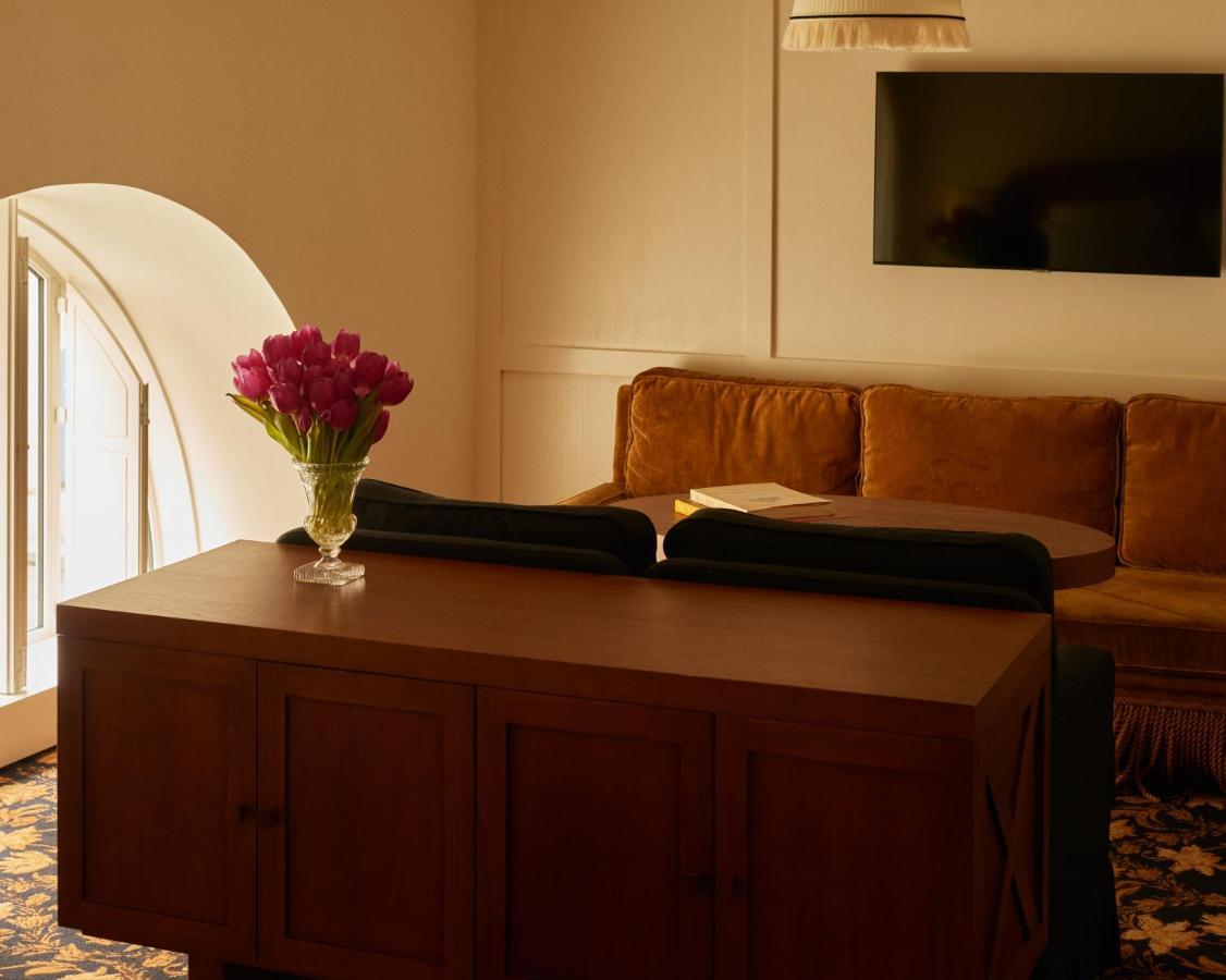 Chateau Voltaire Hotel 5*