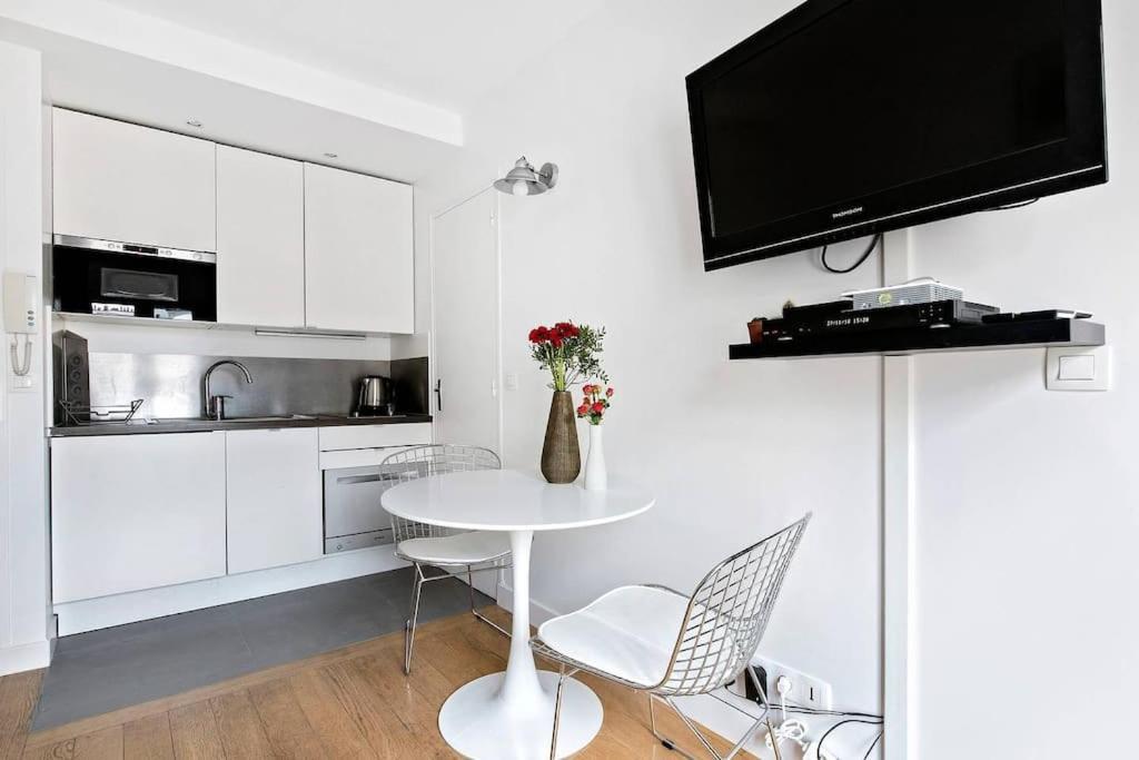 Superbe Avec Balcon Au Coeur De Montorgueil Paris