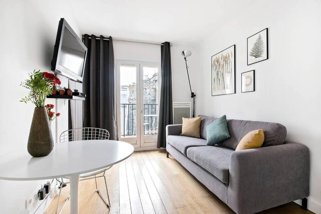 Superbe Avec Balcon Au Coeur De Montorgueil Appartement Paris
