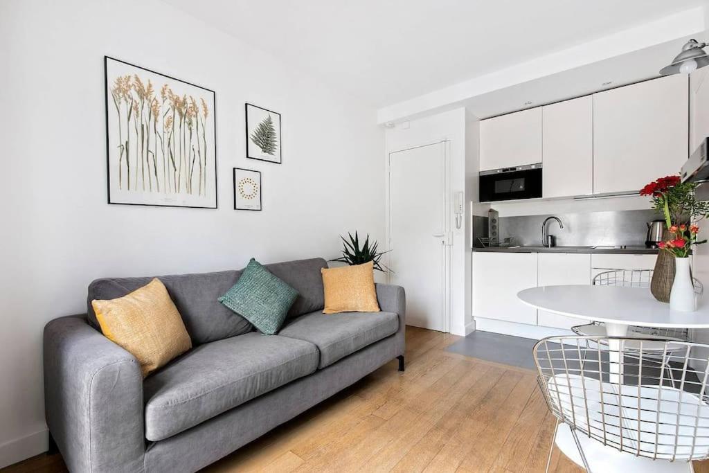 Superbe Avec Balcon Au Coeur De Montorgueil * Paris