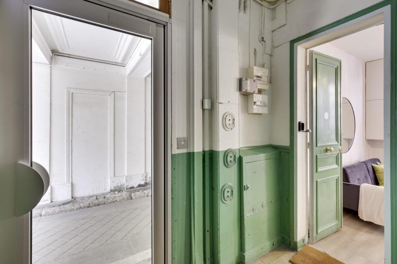 Bright Charming Modern Studio By Dreamy Canal