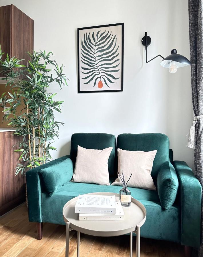 1587 - Cozy In *