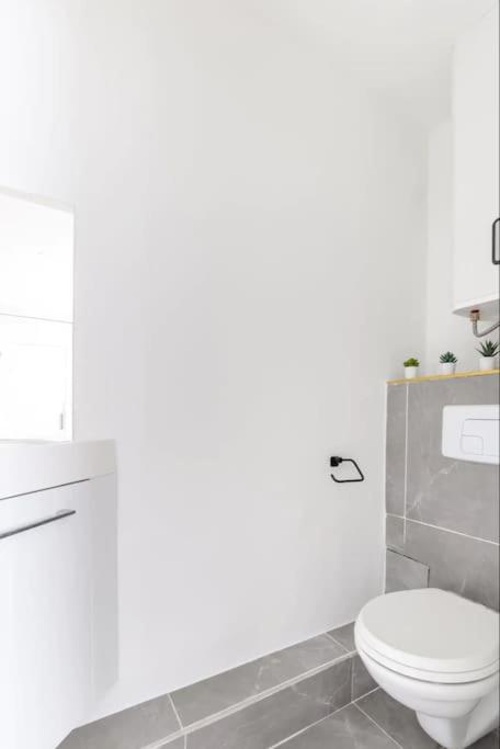 Pte De La Chapelle Magnifique 1br Appartement *