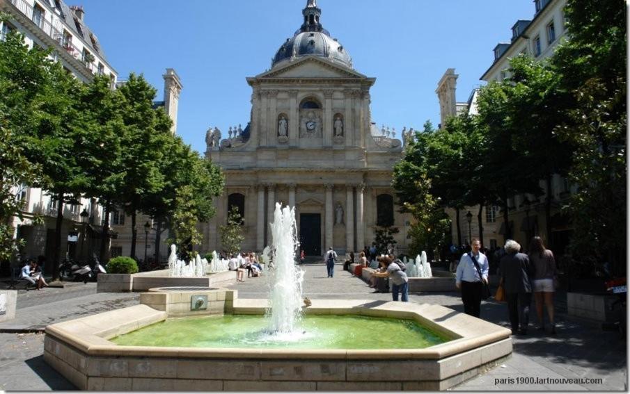 Petite Maison Avec Cour Dans Les Beaux Quartiers-vous Faites Le Menage- Very Good Prices For T-h-e Location But You Have To Clea-n Th-e Flat * Paris