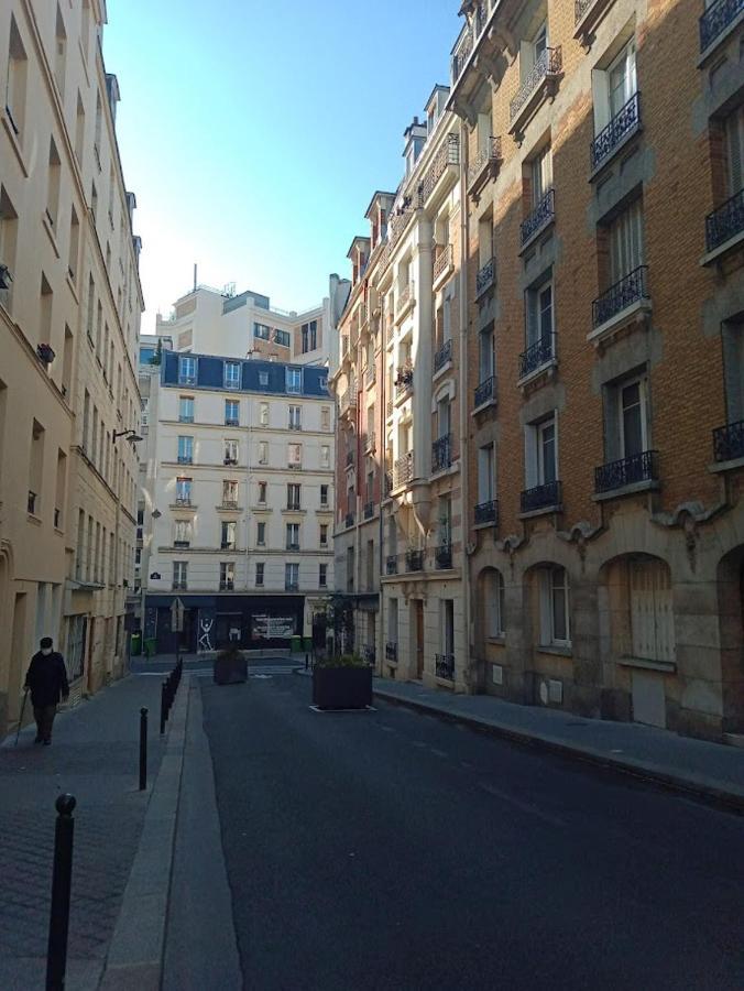 Petite Maison Avec Cour Dans Les Beaux Quartiers-vous Faites Le Menage- Very Good Prices For T-h-e Location But You Have To Clea-n Th-e Flat Appartement *
