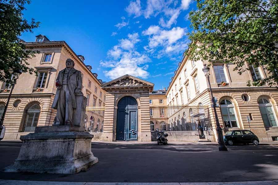 Petite Maison Avec Cour Dans Les Beaux Quartiers-vous Faites Le Menage- Very Good Prices For T-h-e Location But You Have To Clea-n Th-e Flat * Paris