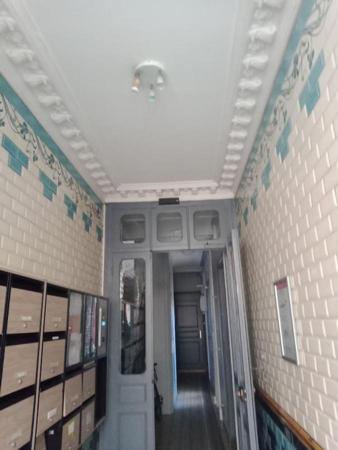 Petite Maison Avec Cour Dans Les Beaux Quartiers-vous Faites Le Menage- Very Good Prices For T-h-e Location But You Have To Clea-n Th-e Flat Paris
