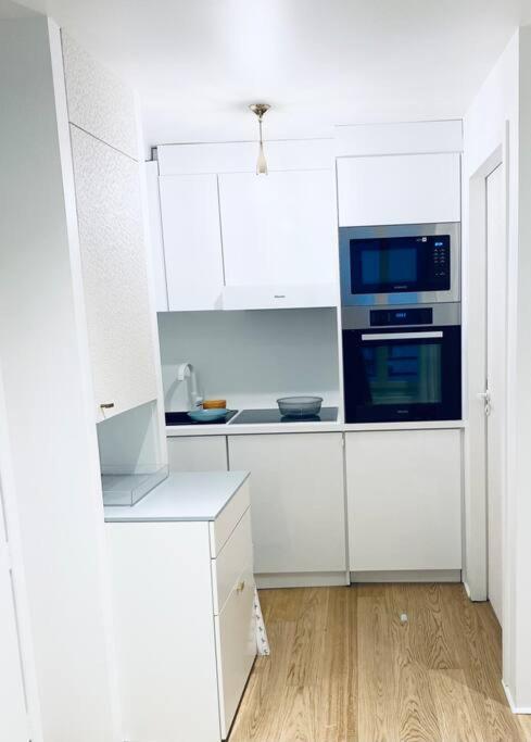 Center Of - Elegant In Highly Secured Area *