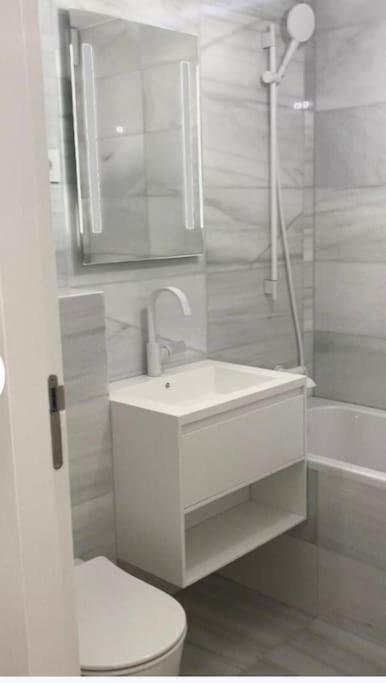 Center Of - Elegant In Highly Secured Area Apartment Paris