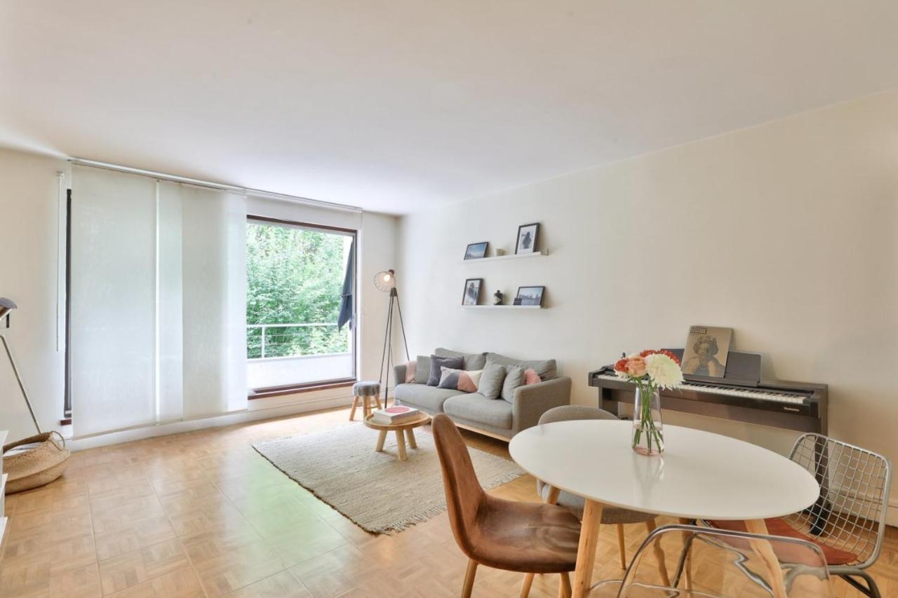 Bright With Balcony For 2 - 18 Apartment *