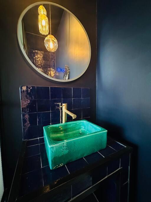 2 Pieces A Bastille Apartment *