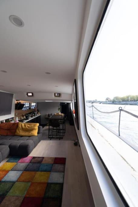 Botel Peniche De Charme Au Pont Alexandre Iii
