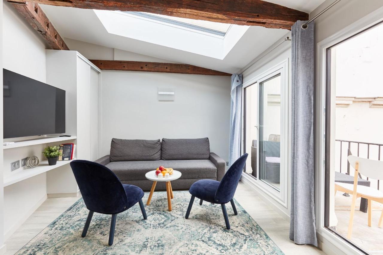 St Germain Des Pres With Balcony Apartment