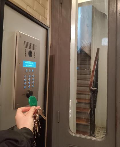 Petite Maison Avec Cour Dans Les Beaux Quartiers-vous Faites Le Menage- Very Good Prices For T-h-e Location But You Have To Clea-n Th-e Flat *