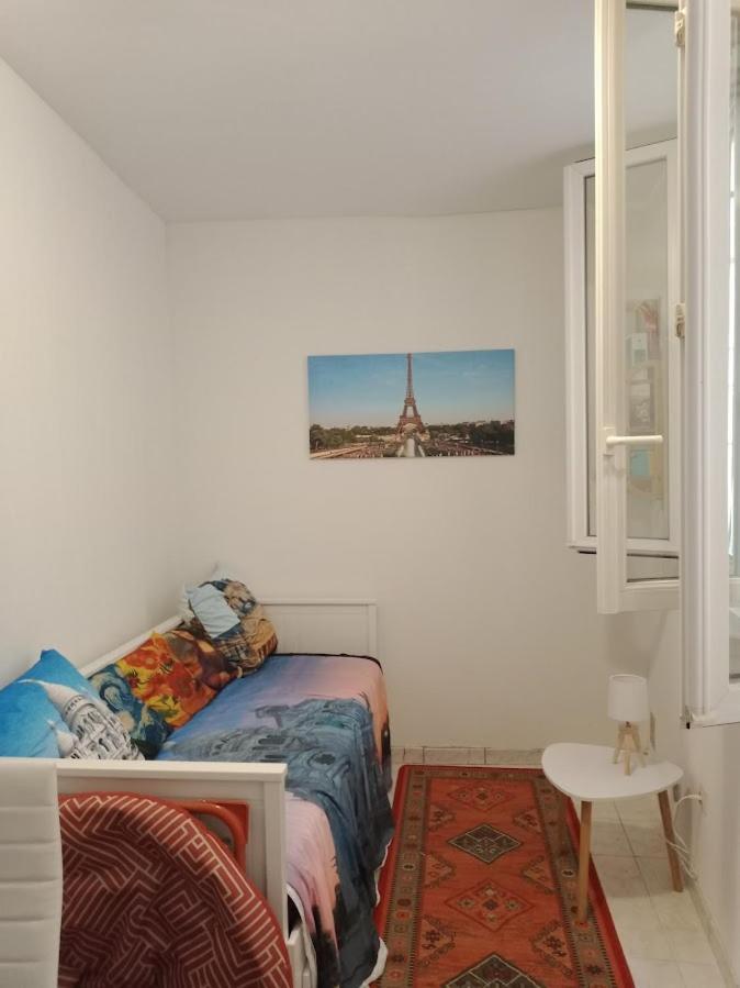 Petite Maison Avec Cour Dans Les Beaux Quartiers-vous Faites Le Menage- Very Good Prices For T-h-e Location But You Have To Clea-n Th-e Flat *