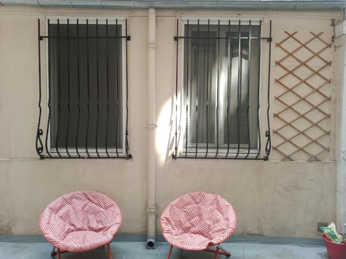 Petite Maison Avec Cour Dans Les Beaux Quartiers-vous Faites Le Menage- Very Good Prices For T-h-e Location But You Have To Clea-n Th-e Flat * Paris