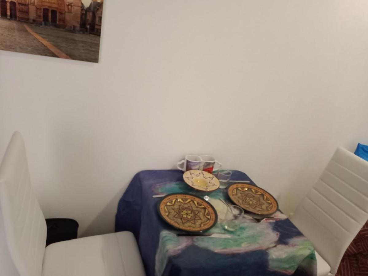 Petite Maison Avec Cour Dans Les Beaux Quartiers-vous Faites Le Menage- Very Good Prices For T-h-e Location But You Have To Clea-n Th-e Flat * Paris