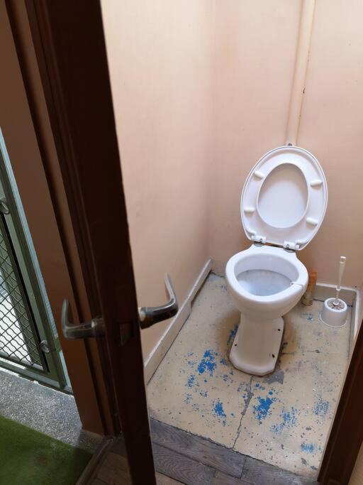 Studio Avec Terrasse Agreable, Metro Paris20 Appartement *