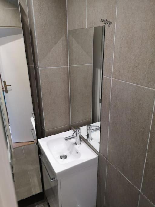 Studio Avec Terrasse Agreable, Metro Paris20 Appartement *