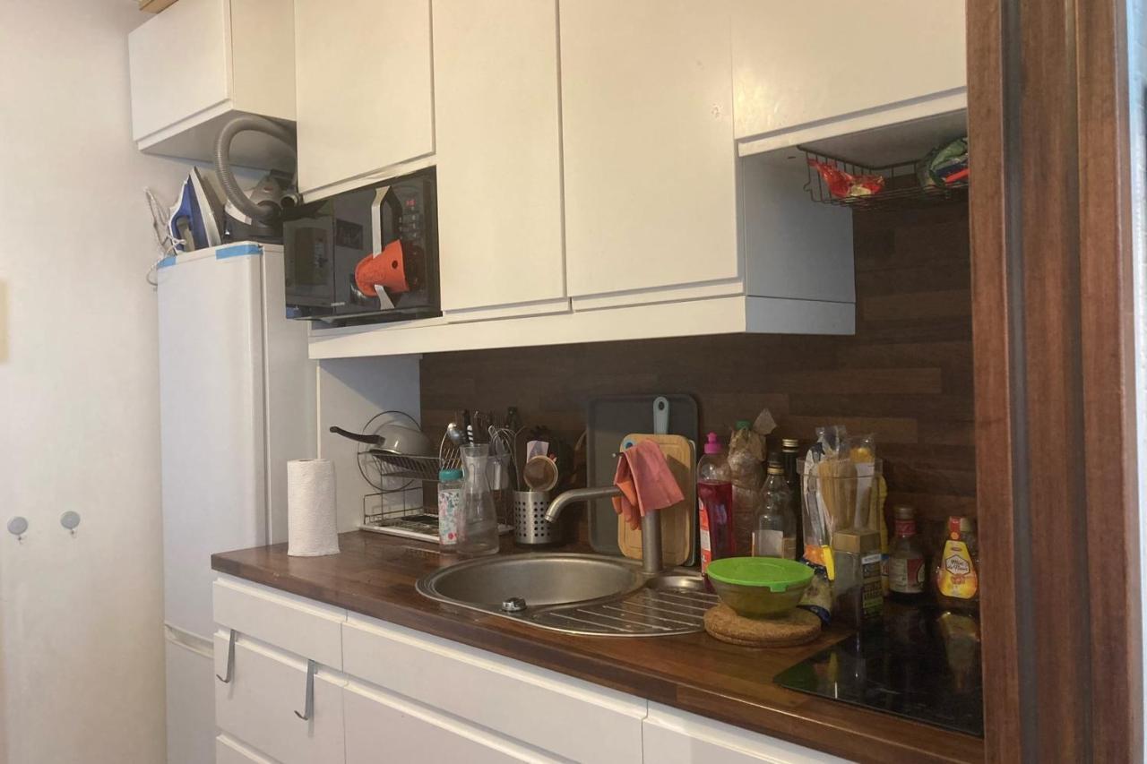 Bright And Quiet In 12th Apartment
