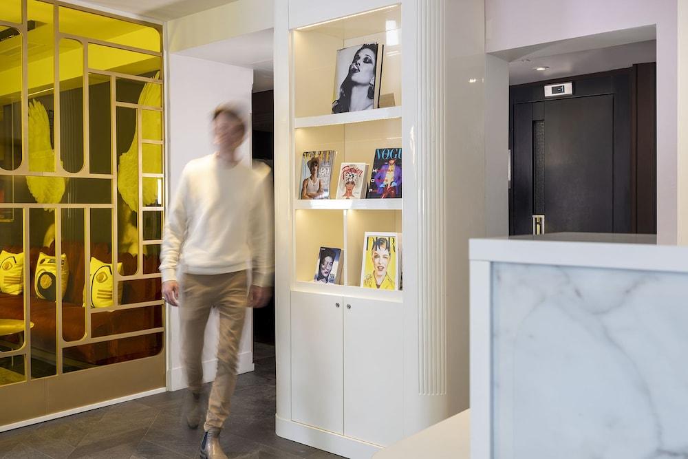Nude - Color Vision Hotel Paris