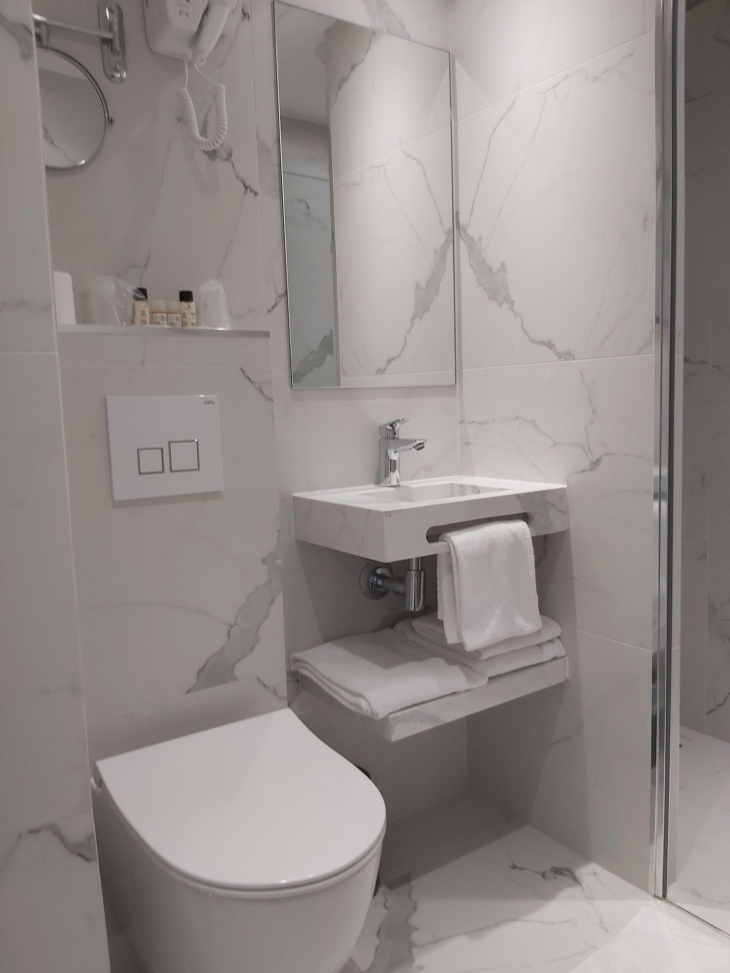 Hotel B Square 3*