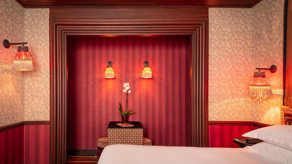Hotel Du Bourg Tibourg 4*
