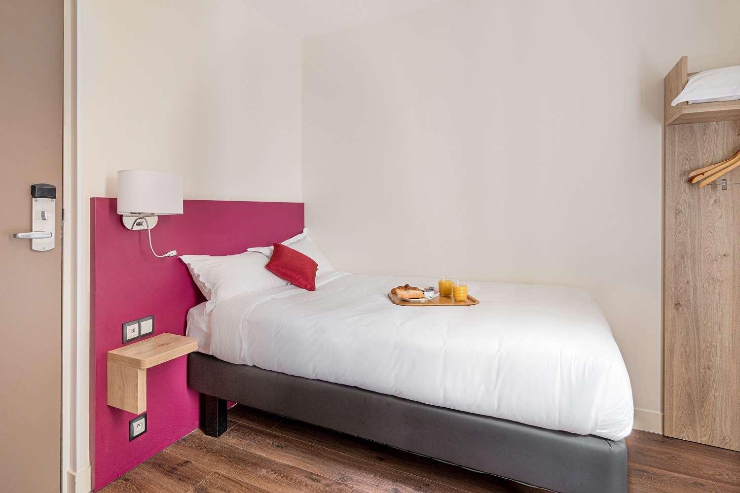 Hotel Courcelles Mederic 3*
