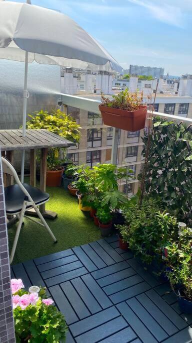 Loft With Romantic View Over The Eiffel Tower Apartment *