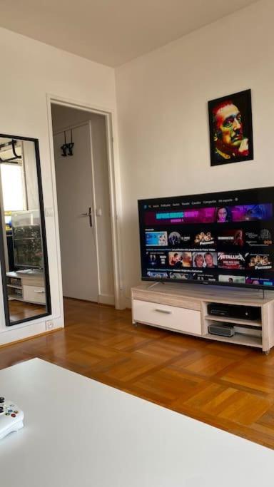 Loft With Romantic View Over The Eiffel Tower * Paris