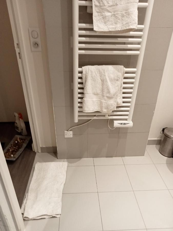 Stuning Place ,gare Montparnasse ,center ,front Of Metro Homestay Paris