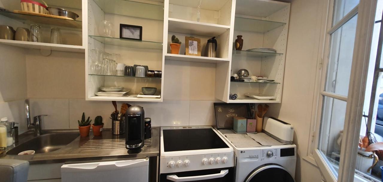 Stuning Place ,gare Montparnasse ,center ,front Of Metro Homestay Paris