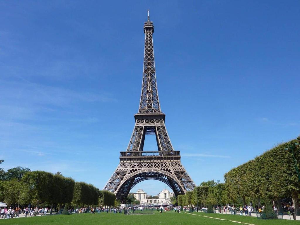 Great Sized Studio Next To Invalides Paris